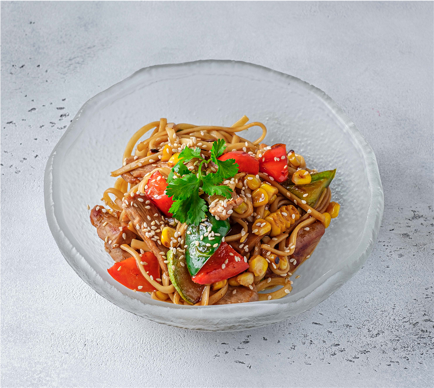 Лапша со свининой и овощами в устрично-лаймовом соусе